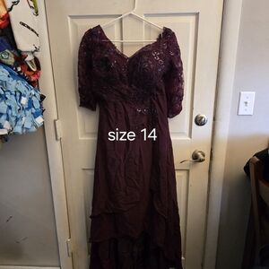 Elegant Lace Evening Dress in Deep Purple